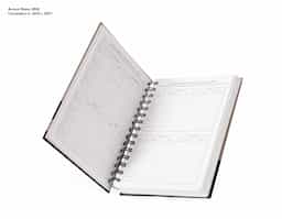 Agenda diária 2025 com espiral, material kraft, capa dura. Contém páginas de dados pessoais, calendário 2024 a 2025, orçamento pessoal, anotações, mapa do Brasil, mapa da América do Sul, mapa da América do Norte, mapa Mundi, mapa da Europa, mapa da África, mapa da Ásia, índice telefônico e planejamento.

