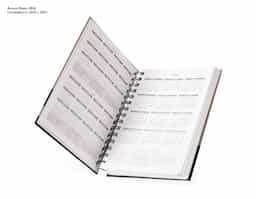 Agenda diária 2025 com espiral, material kraft, capa dura. Contém páginas de dados pessoais, calendário 2024 a 2025, orçamento pessoal, anotações, mapa do Brasil, mapa da América do Sul, mapa da América do Norte, mapa Mundi, mapa da Europa, mapa da África, mapa da Ásia, índice telefônico e planejamento.

