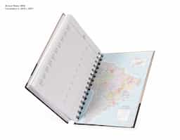 Agenda diária 2025 com espiral, material kraft, capa dura. Contém páginas de dados pessoais, calendário 2024 a 2025, orçamento pessoal, anotações, mapa do Brasil, mapa da América do Sul, mapa da América do Norte, mapa Mundi, mapa da Europa, mapa da África, mapa da Ásia, índice telefônico e planejamento.

