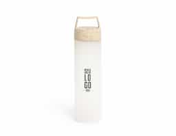 Garrafa plástica de 650 ml, ideal para transporte de líquidos. Possui tampa de fibra de arroz, que se encaixa de forma segura, e alça para facilitar o manuseio. Leve e prática, é uma opção sustentável para o dia a dia.