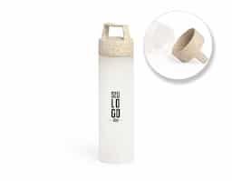 Garrafa plástica de 650 ml, ideal para transporte de líquidos. Possui tampa de fibra de arroz, que se encaixa de forma segura, e alça para facilitar o manuseio. Leve e prática, é uma opção sustentável para o dia a dia.