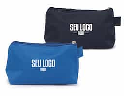 Nécessaire confeccionada em nylon resistente, leve e prática para o dia a dia. Possui alça pequena ideal para fixação de chaveiro ou gancho, facilitando o transporte e a organização em bolsas, mochilas ou malas. Versátil, é perfeita para armazenar cosméticos, acessórios ou itens pessoais com segurança. Uma ótima opção de brinde corporativo, funcional e de ampla aceitação.