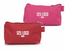 Nécessaire confeccionada em nylon resistente, leve e prática para o dia a dia. Possui alça pequena ideal para fixação de chaveiro ou gancho, facilitando o transporte e a organização em bolsas, mochilas ou malas. Versátil, é perfeita para armazenar cosméticos, acessórios ou itens pessoais com segurança. Uma ótima opção de brinde corporativo, funcional e de ampla aceitação.