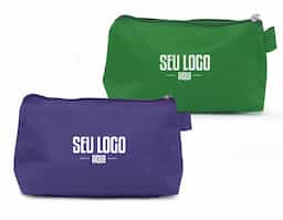 Nécessaire confeccionada em nylon resistente, leve e prática para o dia a dia. Possui alça pequena ideal para fixação de chaveiro ou gancho, facilitando o transporte e a organização em bolsas, mochilas ou malas. Versátil, é perfeita para armazenar cosméticos, acessórios ou itens pessoais com segurança. Uma ótima opção de brinde corporativo, funcional e de ampla aceitação.