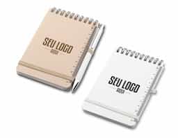 Este mini caderno é confeccionado em PP reciclável, promovendo a sustentabilidade. Possui um suporte prático para caneta e conta com 60 folhas pautadas, ideal para anotações do dia a dia. Compacto e leve, é perfeito para quem busca organização e praticidade em qualquer lugar. Uma opção funcional que combina responsabilidade ambiental e utilidade.