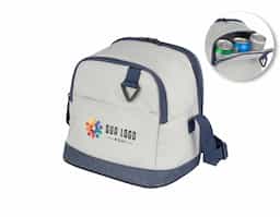 Esta bolsa térmica é projetada para manter a temperatura dos alimentos e bebidas. Possui um bolso frontal para itens pequenos e uma argola para chaves, oferecendo praticidade. Com dois acessos ao compartimento interno, facilita o acesso ao que você precisa. A alça ajustável garante conforto no transporte, enquanto a parte interna soldada assegura resistência e facilidade de limpeza. Ideal para piqueniques e passeios.