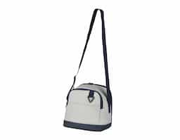 Esta bolsa térmica é projetada para manter a temperatura dos alimentos e bebidas. Possui um bolso frontal para itens pequenos e uma argola para chaves, oferecendo praticidade. Com dois acessos ao compartimento interno, facilita o acesso ao que você precisa. A alça ajustável garante conforto no transporte, enquanto a parte interna soldada assegura resistência e facilidade de limpeza. Ideal para piqueniques e passeios.