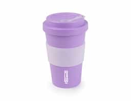 Copo plástico feito de RPET, um material sustentável, com capacidade de 400 ml. Apresenta uma tampa rosqueável que garante fechamento seguro e um detalhe em silicone que proporciona um toque macio e antiderrapante. Ideal para uso diário, combina funcionalidade e respeito ao meio ambiente.