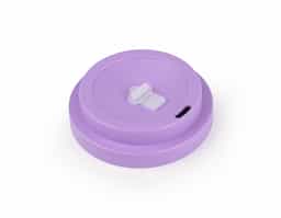 Copo plástico feito de RPET, um material sustentável, com capacidade de 400 ml. Apresenta uma tampa rosqueável que garante fechamento seguro e um detalhe em silicone que proporciona um toque macio e antiderrapante. Ideal para uso diário, combina funcionalidade e respeito ao meio ambiente.