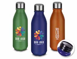 Garrafa de alumínio com tampa em inox, com capacidade de 550 ml e acabamento em pintura fosca. O design inclui uma etiqueta em papel kraft com a descrição do produto, além de um símbolo de reciclável na parte traseira, reforçando seu compromisso com a sustentabilidade. Ideal para quem busca praticidade e estilo em suas hidratações diárias.