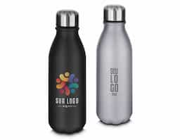 Garrafa de alumínio com tampa em inox, com capacidade de 550 ml e acabamento em pintura fosca. O design inclui uma etiqueta em papel kraft com a descrição do produto, além de um símbolo de reciclável na parte traseira, reforçando seu compromisso com a sustentabilidade. Ideal para quem busca praticidade e estilo em suas hidratações diárias.
