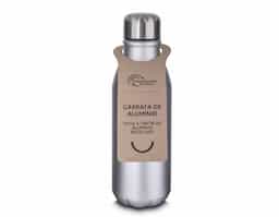 Garrafa de alumínio com tampa em inox, com capacidade de 550 ml e acabamento em pintura fosca. O design inclui uma etiqueta em papel kraft com a descrição do produto, além de um símbolo de reciclável na parte traseira, reforçando seu compromisso com a sustentabilidade. Ideal para quem busca praticidade e estilo em suas hidratações diárias.