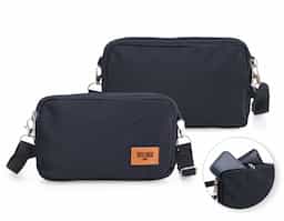 Bolsa de ombro em nylon resistente à água, com três compartimentos, alça regulável e etiqueta com espaço para personalização em couro sintético. Executando o papel de ser um bolso extra para guardar e encontrar rapidamente os acessórios do dia a dia.