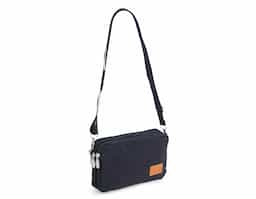 Bolsa de ombro em nylon resistente à água, com três compartimentos, alça regulável e etiqueta com espaço para personalização em couro sintético. Executando o papel de ser um bolso extra para guardar e encontrar rapidamente os acessórios do dia a dia.