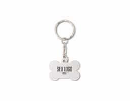 Chaveiro metálico fosco em formato de osso, com acabamento liso em ambas as faces. Seu design simples e elegante o torna uma opção discreta e versátil para organizar chaves ou como acessório. A textura fosca confere um toque sofisticado, ideal para quem busca praticidade e estilo em um item do dia a dia. Compacto e leve, é fácil de transportar e combina com diferentes estilos pessoais.