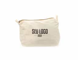 Nécessaire confeccionada em algodão, com frente e verso lisos que valorizam a personalização da marca. Possui fechamento em zíper, garantindo praticidade e segurança no armazenamento dos itens. Conta ainda com duas alças pequenas, ideais para fixação de chaveiro ou gancho, facilitando o transporte e a organização. Leve e versátil, é uma excelente opção de brinde corporativo funcional e sustentável, perfeita para o dia a dia.