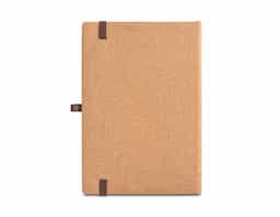 Caderno A5 de capa dura em folha de bambu e cortiça. Contém 80 folhas, em papel reciclado, pautadas cor de marfim, fita separadora, suporte para esferográfica (não inclusa) e elástico para fecho do caderno. A cor e o resultado da impressão nos materiais naturais pode variar entre produtos. 140 x 210 mm
