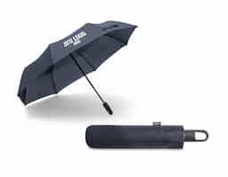 Guarda-chuva de 23'' em poliéster 100% reciclado pongee 190T, com varetas em fibra de vidro, haste metálica e pega em ABS 35% reciclado. O guarda-chuva, dobrável em 3 seções, tem abertura e fecho automático e é à prova de vento.