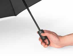 Guarda-chuva de 23'' em poliéster 100% reciclado pongee 190T, com varetas em fibra de vidro, haste metálica e pega em ABS 35% reciclado. O guarda-chuva, dobrável em 3 seções, tem abertura e fecho automático e é à prova de vento.
