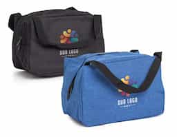 Bolsa térmica confeccionada em nylon, com capacidade de 8 litros, ideal para o transporte de alimentos e bebidas no dia a dia. Leve e funcional, auxilia na conservação da temperatura por mais tempo. Possui alça de mão em nylon que proporciona praticidade e conforto no transporte, tornando o produto versátil para diferentes ocasiões.