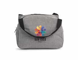 Bolsa térmica confeccionada em nylon, com capacidade de 8 litros, ideal para o transporte de alimentos e bebidas no dia a dia. Leve e funcional, auxilia na conservação da temperatura por mais tempo. Possui alça de mão em nylon que proporciona praticidade e conforto no transporte, tornando o produto versátil para diferentes ocasiões.