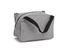 Bolsa térmica confeccionada em nylon, com capacidade de 8 litros, ideal para o transporte de alimentos e bebidas no dia a dia. Leve e funcional, auxilia na conservação da temperatura por mais tempo. Possui alça de mão em nylon que proporciona praticidade e conforto no transporte, tornando o produto versátil para diferentes ocasiões.