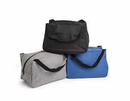 Bolsa térmica confeccionada em nylon, com capacidade de 8 litros, ideal para o transporte de alimentos e bebidas no dia a dia. Leve e funcional, auxilia na conservação da temperatura por mais tempo. Possui alça de mão em nylon que proporciona praticidade e conforto no transporte, tornando o produto versátil para diferentes ocasiões.