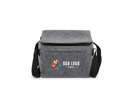 Bolsa térmica confeccionada em feltro, material que confere visual diferenciado e toque agradável, ideal para quem busca um item funcional com estética moderna. Possui capacidade de 6 litros e revestimento térmico interno, que auxilia na conservação da temperatura de alimentos e bebidas no uso diário. Conta com bolso frontal funcional para itens de apoio e alças para as mãos, garantindo praticidade no transporte. Um brinde corporativo compacto, útil e bem-acabado, pensado para uso recorrente e para agregar valor percebido à marca.