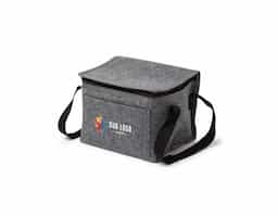 Bolsa térmica confeccionada em feltro, material que confere visual diferenciado e toque agradável, ideal para quem busca um item funcional com estética moderna. Possui capacidade de 6 litros e revestimento térmico interno, que auxilia na conservação da temperatura de alimentos e bebidas no uso diário. Conta com bolso frontal funcional para itens de apoio e alças para as mãos, garantindo praticidade no transporte. Um brinde corporativo compacto, útil e bem-acabado, pensado para uso recorrente e para agregar valor percebido à marca.