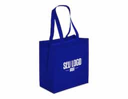Durável e sustentável, a sacola de TNT é a alternativa ideal para substituir sacolas descartáveis. Produzida em TNT de 116g/m² com costura termo selada e ampla profundidade, ela é resistente à água e projetada para suportar o uso diário.