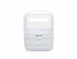 A caixa organizadora para maquiagens e cosméticos é prática e eficiente. Feita em plástico resistente com tampas de acrílico, ela protege os itens contra poeira e umidade, garantindo que tudo fique sempre seguro e preservado. Com um compartimento principal espaçoso e duas gavetas extras, é possível armazenar tudo de forma organizada. Além disso, a alça de transporte facilita levar a caixa para qualquer lugar, transformando qualquer ambiente no espaço perfeito para a rotina de beleza.