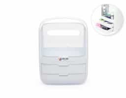 A caixa organizadora para maquiagens e cosméticos é prática e eficiente. Feita em plástico resistente com tampas de acrílico, ela protege os itens contra poeira e umidade, garantindo que tudo fique sempre seguro e preservado. Com um compartimento principal espaçoso e duas gavetas extras, é possível armazenar tudo de forma organizada. Além disso, a alça de transporte facilita levar a caixa para qualquer lugar, transformando qualquer ambiente no espaço perfeito para a rotina de beleza.