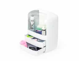 A caixa organizadora para maquiagens e cosméticos é prática e eficiente. Feita em plástico resistente com tampas de acrílico, ela protege os itens contra poeira e umidade, garantindo que tudo fique sempre seguro e preservado. Com um compartimento principal espaçoso e duas gavetas extras, é possível armazenar tudo de forma organizada. Além disso, a alça de transporte facilita levar a caixa para qualquer lugar, transformando qualquer ambiente no espaço perfeito para a rotina de beleza.