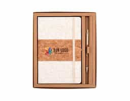 Este kit contém uma Caderneta A5 em linho com detalhe em cortiça e suporte para caneta, marcador de página em cetim, aproximadamente 82 folhas com pauta e caneta de cortiça com detalhes em palha de trigo, carga esferográfica azul 1.0mm e acionamento por clique.
