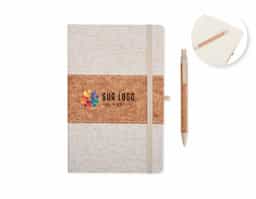 Este kit contém uma Caderneta A5 em linho com detalhe em cortiça e suporte para caneta, marcador de página em cetim, aproximadamente 82 folhas com pauta e caneta de cortiça com detalhes em palha de trigo, carga esferográfica azul 1.0mm e acionamento por clique.