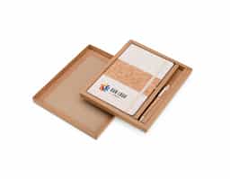 Este kit contém uma Caderneta A5 em linho com detalhe em cortiça e suporte para caneta, marcador de página em cetim, aproximadamente 82 folhas com pauta e caneta de cortiça com detalhes em palha de trigo, carga esferográfica azul 1.0mm e acionamento por clique.