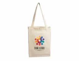 Esta sacola de algodão é espaçosa e profunda, ideal para transportar compras, itens de uso diário ou até mesmo para passeios. Com material resistente, oferece durabilidade e conforto. Seu design prático permite que você organize facilmente os objetos, enquanto a alça proporciona um transporte confortável. Uma escolha versátil para quem busca funcionalidade no dia a dia.