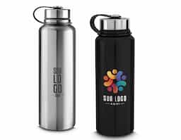 Garrafa térmica com infusor de bebidas, feita em inox 304 com capacidade de 1 litro. Contém base antiderrapante e alça de silicone acoplada na tampa.