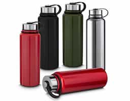 Garrafa térmica com infusor de bebidas, feita em inox 304 com capacidade de 1 litro. Contém base antiderrapante e alça de silicone acoplada na tampa.