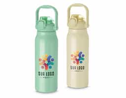 Garrafa Térmica feita em Inox 304, capacidade de 1,6L. Possui tampa rosqueável com trava de segurança e botão de acionamento para abrir a tampa protetora do bocal. Acompanha canudo e dois bicos, sendo um de silicone e outro de plástico.