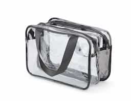 Nécessaire em PVC e nylon dividido em dois compartimentos: um fechado em plástico impermeável para proteger o conteúdo e outro com fundo e laterais em tela, ideal para armazenar itens molhados e separá-los dos secos. Conta ainda com um par de alças laterais em nylon para transporte.