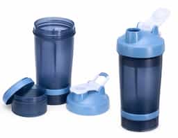 Coqueteleira com capacidade de 500ml e mais 2 compartimentos extras de 150ml e 100ml, todos feitos em polipropileno, livres de BPA. Copo contendo detalhes laterais e escala de medições em ml e oz. Tampa rosqueável com bocal, trava de segurança e alça para transporte. Acompanha misturador de mola.