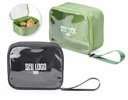 Nécessaire compacta confeccionada em nylon, material leve e resistente para uso diário. Possui viseira em plástico transparente que facilita a visualização do conteúdo sem a necessidade de abrir o compartimento, otimizando a organização. Conta com fechamento em zíper que garante segurança no armazenamento e alça presa ao puxador, proporcionando praticidade no manuseio e transporte. Funcional e versátil, adapta-se a diferentes rotinas. Um brinde corporativo útil e de fácil aceitação, que une organização eficiente, durabilidade e boa presença de marca.