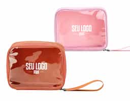 Nécessaire compacta confeccionada em nylon, material leve e resistente para uso diário. Possui viseira em plástico transparente que facilita a visualização do conteúdo sem a necessidade de abrir o compartimento, otimizando a organização. Conta com fechamento em zíper que garante segurança no armazenamento e alça presa ao puxador, proporcionando praticidade no manuseio e transporte. Funcional e versátil, adapta-se a diferentes rotinas. Um brinde corporativo útil e de fácil aceitação, que une organização eficiente, durabilidade e boa presença de marca.