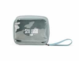 Nécessaire compacta confeccionada em nylon, material leve e resistente para uso diário. Possui viseira em plástico transparente que facilita a visualização do conteúdo sem a necessidade de abrir o compartimento, otimizando a organização. Conta com fechamento em zíper que garante segurança no armazenamento e alça presa ao puxador, proporcionando praticidade no manuseio e transporte. Funcional e versátil, adapta-se a diferentes rotinas. Um brinde corporativo útil e de fácil aceitação, que une organização eficiente, durabilidade e boa presença de marca.