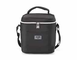 Bolsa térmica confeccionada em tecido sintético, com capacidade de 10 litros, desenvolvida para o transporte prático de alimentos e bebidas. Possui revestimento térmico que auxilia na conservação da temperatura e bolso frontal para itens de fácil acesso. Conta ainda com plaquinha plástica destinada à personalização e acompanha alça transversal, proporcionando maior conforto e praticidade no transporte.