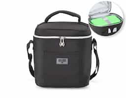 Bolsa térmica confeccionada em tecido sintético, com capacidade de 10 litros, desenvolvida para o transporte prático de alimentos e bebidas. Possui revestimento térmico que auxilia na conservação da temperatura e bolso frontal para itens de fácil acesso. Conta ainda com plaquinha plástica destinada à personalização e acompanha alça transversal, proporcionando maior conforto e praticidade no transporte.
