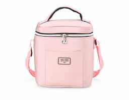 Bolsa térmica confeccionada em tecido sintético, com capacidade de 10 litros, desenvolvida para o transporte prático de alimentos e bebidas. Possui revestimento térmico que auxilia na conservação da temperatura e bolso frontal para itens de fácil acesso. Conta ainda com plaquinha plástica destinada à personalização e acompanha alça transversal, proporcionando maior conforto e praticidade no transporte.
