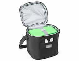 Bolsa térmica confeccionada em tecido sintético, com capacidade de 10 litros, desenvolvida para o transporte prático de alimentos e bebidas. Possui revestimento térmico que auxilia na conservação da temperatura e bolso frontal para itens de fácil acesso. Conta ainda com plaquinha plástica destinada à personalização e acompanha alça transversal, proporcionando maior conforto e praticidade no transporte.
