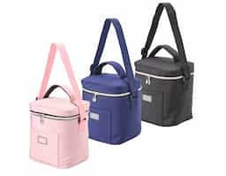 Bolsa térmica confeccionada em tecido sintético, com capacidade de 10 litros, desenvolvida para o transporte prático de alimentos e bebidas. Possui revestimento térmico que auxilia na conservação da temperatura e bolso frontal para itens de fácil acesso. Conta ainda com plaquinha plástica destinada à personalização e acompanha alça transversal, proporcionando maior conforto e praticidade no transporte.